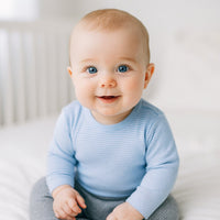 Sitzendes Baby im blau gestreiften Pippi T-Shirt (60 cm) – bequemes Langarmshirt, Geschenk zur Geburt für Jungen & Mädchen.