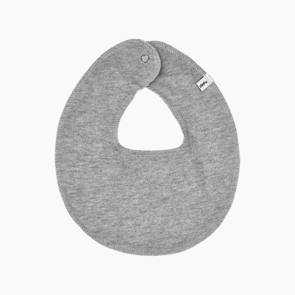 Pippi Babyhalstuch grau, One Size, weicher Baumwoll-Mix mit Druckknopf - saugfähiges Halstuch-Lätzchen für Neugeborene und Säuglinge, ideal für Babyerstausstattung und Baby Box.