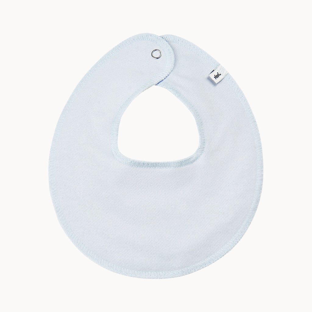 Pippi Babyhalstuch hellblau, weiche Baumwollmischung mit Druckknopf – saugfähiges Sabbertuch für Babys, Babyerstausstattung, Geschenk zur Geburt.