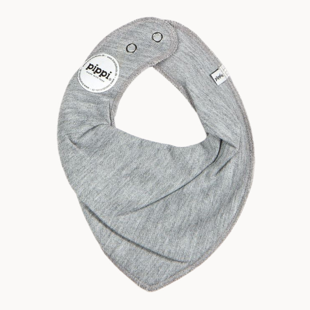 Pippi Babyhalstuch hellgrau, weicher Baumwollmix mit zwei Druckknöpfen – saugfähiges Dreieckstuch für Zahnen & Spuckschutz; ideal für Babyerstausstattung und Baby Box.