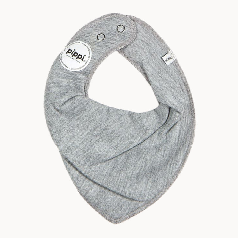 Pippi Babyhalstuch hellgrau, weicher Baumwollmix mit zwei Druckknöpfen – saugfähiges Dreieckstuch für Zahnen & Spuckschutz; ideal für Babyerstausstattung und Baby Box.