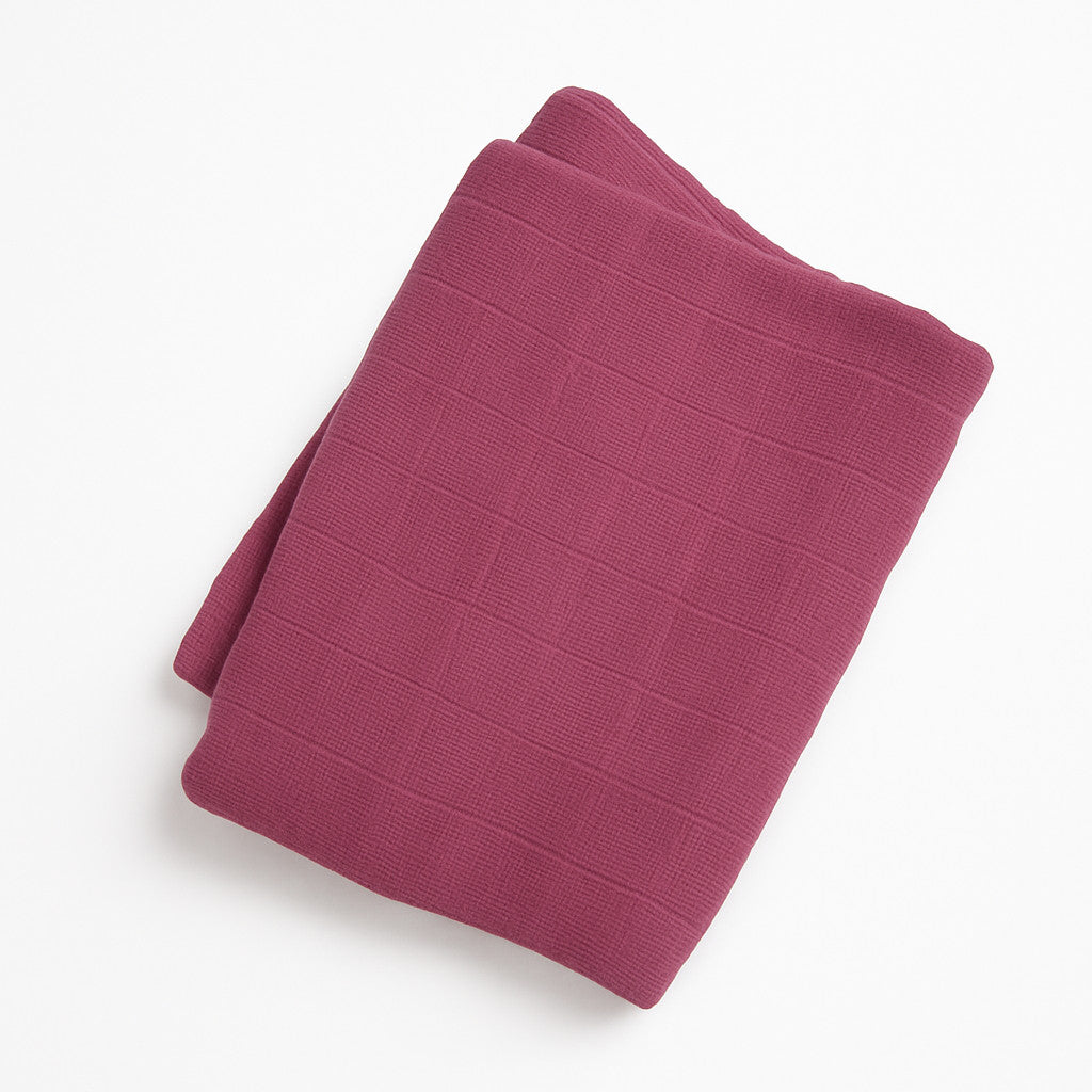 Pippi Babymullwindel dunkelpink (70×70 cm), weiche Baumwolle, saugfähig – Spucktuch für Neugeborene, ideal für Babyerstausstattung und Baby Box, schöne Geschenkidee zur Geburt.