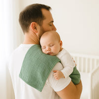 Schlafendes Baby auf Papas Schulter mit grüner Pippi Mullwindel (70×70 cm) – saugfähiges Mulltuch aus Baumwolle, ideal für unterwegs und Baby Box, schönes Geburtsgeschenk.