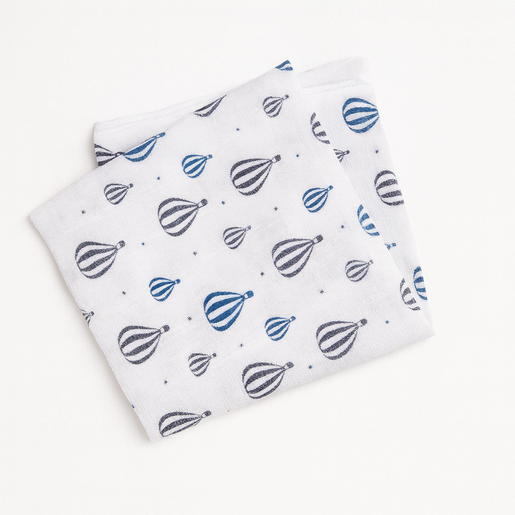 Pippi Mullwindel weiß mit Heißluftballon-Print, 70×70 cm, 100 % Baumwolle – weiches Spucktuch für Neugeborene, Babyerstausstattung.