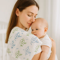 Mutter hält Baby mit Pippi Mullwindel weiß/grün (70×70 cm) auf der Schulter - saugfähiges Spucktuch aus Baumwolle, praktisch für unterwegs, schönes Geburtsgeschenk für die Baby Box.