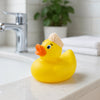 Gelbe Playshoes Badeente am Waschbecken im hellen Badezimmer – witziges Badespielzeug für die Badewanne, handlich für kleine Hände.