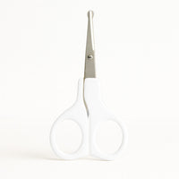 Playshoes Baby-Nagelschere in Weiß mit abgerundeten Spitzen; rostfreie Edelstahl-Schneidflächen und griffige Fingeröffnungen für sicheres, präzises Kürzen zarter Babynägel – ideal für die Babyerstausstattung und unterwegs.