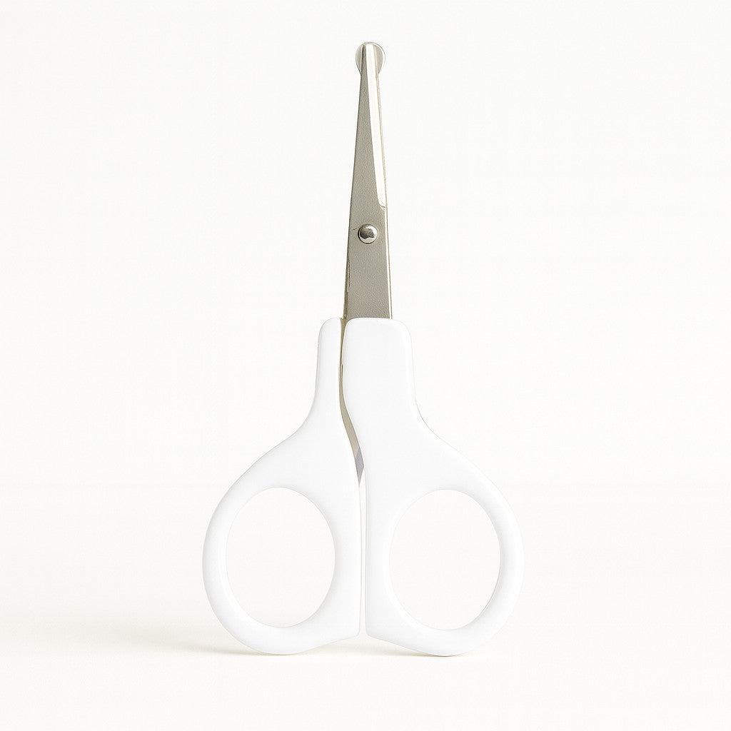 Playshoes Baby-Nagelschere in Weiß mit abgerundeten Spitzen; rostfreie Edelstahl-Schneidflächen und griffige Fingeröffnungen für sicheres, präzises Kürzen zarter Babynägel – ideal für die Babyerstausstattung und unterwegs.