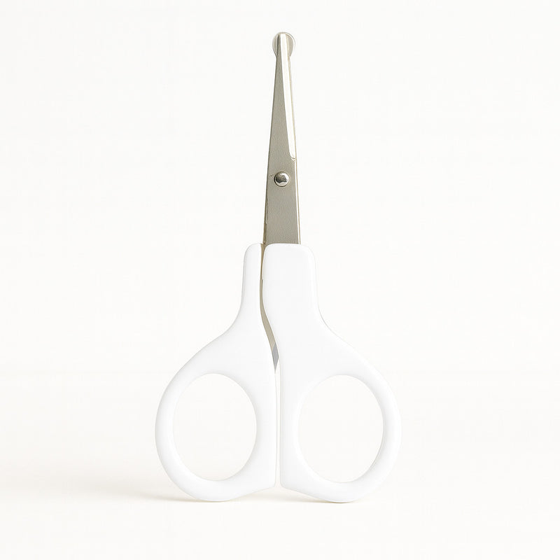 Playshoes Baby-Nagelschere in Weiß mit abgerundeten Spitzen; rostfreie Edelstahl-Schneidflächen und griffige Fingeröffnungen für sicheres, präzises Kürzen zarter Babynägel – ideal für die Babyerstausstattung und unterwegs.