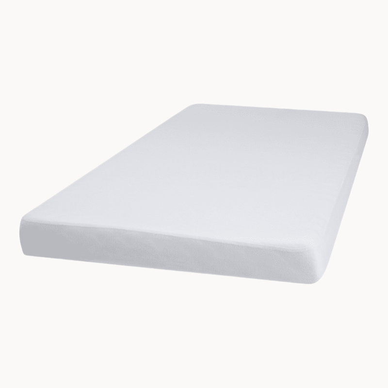 Playshoes wasserdichtes Spannbettlaken 40×70 cm in Weiß, Oberseite 100 % Baumwolle, Oeko-Tex Standard 100 – Produktfoto vor weißem Hintergrund.