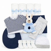 Premium Baby Box Junge: Großes Geschenkset mit 3 Sanetta Bodys, Maximo Greifling und Bio-Kleidung.