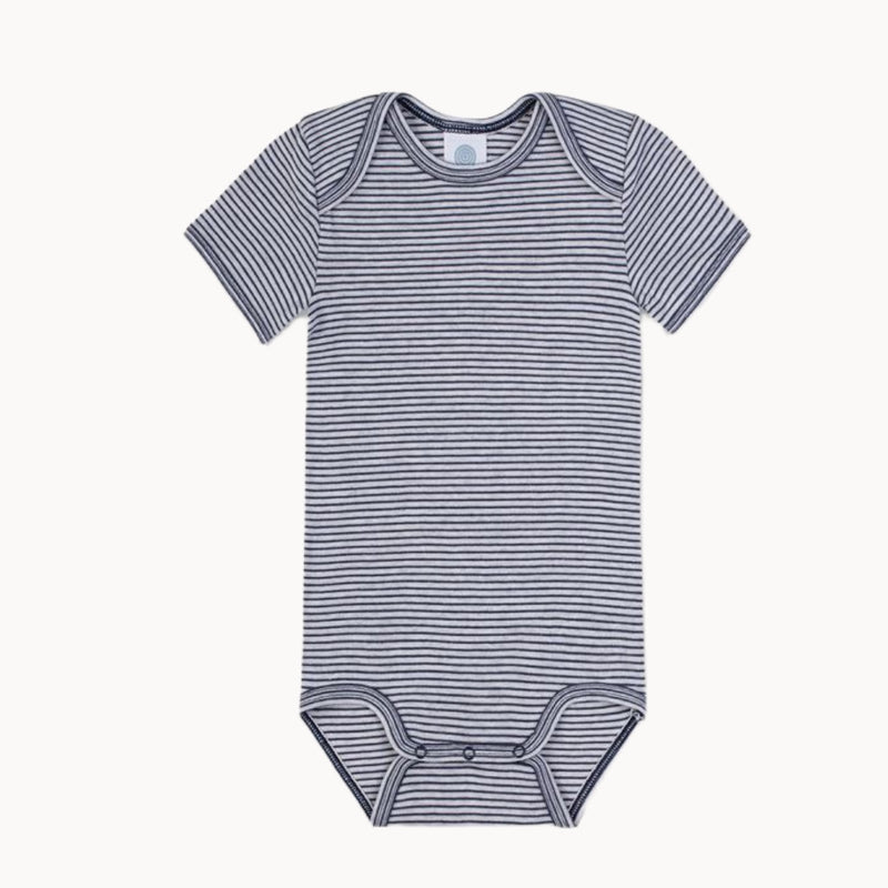 Sanetta Kurzarm-Babybody in blau-weißem Ringel, 100 % Bio-Baumwolle (GOTS), weiche Feinrippqualität, atmungsaktiv und hautfreundlich; amerikanischer Halsausschnitt und nickelfreie Druckknöpfe im Schritt, unisex, Größe 56.