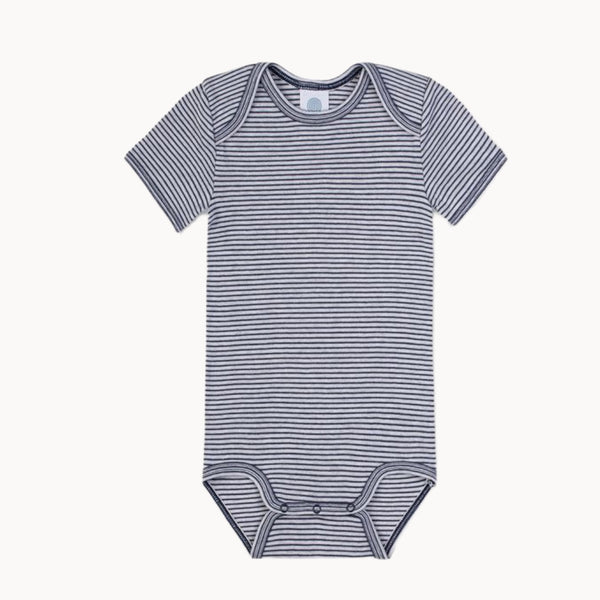 Sanetta Kurzarm-Babybody in blau-weißem Ringel, 100 % Bio-Baumwolle (GOTS), weiche Feinrippqualität, atmungsaktiv und hautfreundlich; amerikanischer Halsausschnitt und nickelfreie Druckknöpfe im Schritt, unisex, Größe 56.