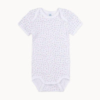 Sanetta Babybody kurzarm weiß mit feinem Blumen-Print aus 100% Bio-Baumwolle (Feinripp) – weicher Kurzarm-Body mit Schlupfausschnitt und Druckknöpfen im Schritt, Größe 56; hautfreundlich und ideal für die Erstausstattung.