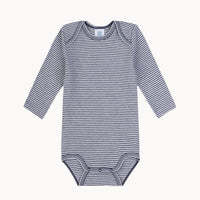 Sanetta Babybody langarm blau-weiß gestreift aus GOTS-zertifizierter Bio-Baumwolle in Feinripp, weich und hautfreundlich; mit amerikanischem Halsausschnitt und nickelfreien Druckknöpfen im Schritt, made in Europe und trocknergeeignet.