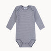 Sanetta Babybody langarm blau-weiß gestreift aus GOTS-zertifizierter Bio-Baumwolle in Feinripp, weich und hautfreundlich; mit amerikanischem Halsausschnitt und nickelfreien Druckknöpfen im Schritt, made in Europe und trocknergeeignet.