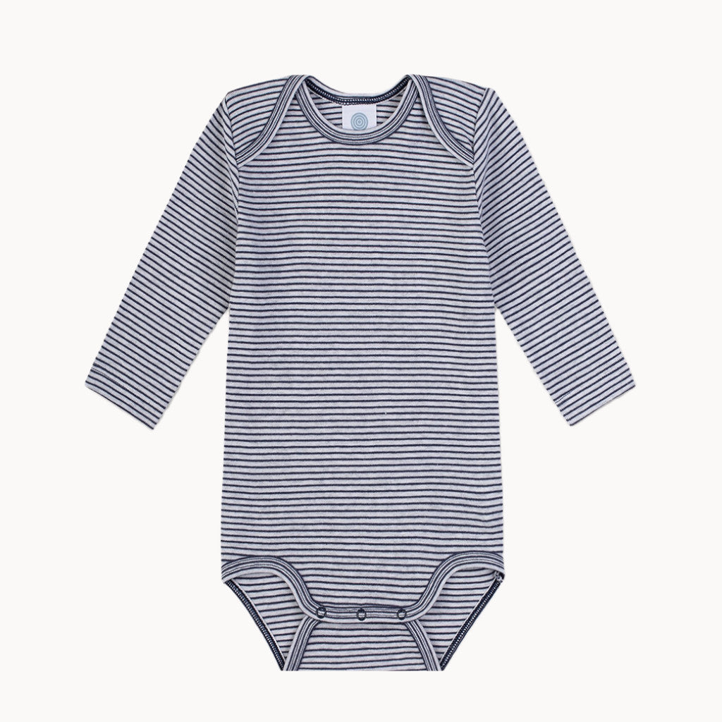 Sanetta Babybody langarm blau-weiß gestreift aus GOTS-zertifizierter Bio-Baumwolle in Feinripp, weich und hautfreundlich; mit amerikanischem Halsausschnitt und nickelfreien Druckknöpfen im Schritt, made in Europe und trocknergeeignet.