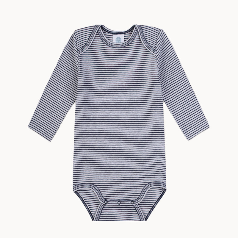 Sanetta Babybody langarm blau-weiß gestreift aus GOTS-zertifizierter Bio-Baumwolle in Feinripp, weich und hautfreundlich; mit amerikanischem Halsausschnitt und nickelfreien Druckknöpfen im Schritt, made in Europe und trocknergeeignet.