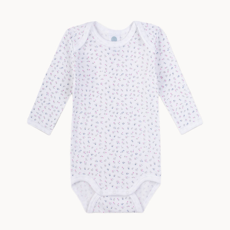 Sanetta Babybody langarm in Weiß mit zartem Blumen-Allover, aus GOTS-zertifizierter Bio-Baumwolle (Feinripp), ohne Seitennähte – hautfreundlich, atmungsaktiv und trocknergeeignet; nickelfreie Druckknöpfe im Schritt, Made in Europe, erhältlich in 56 und 68.