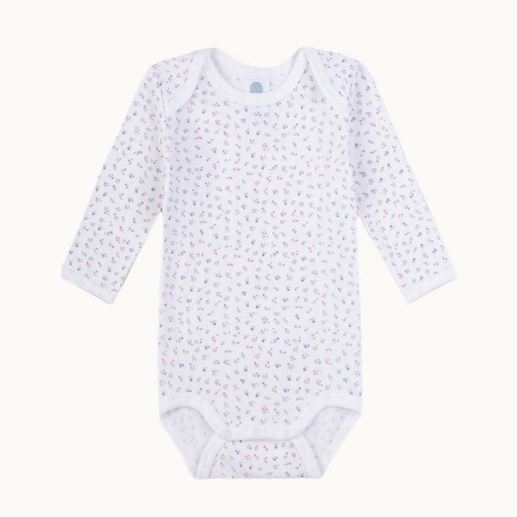 Sanetta Babybody langarm in Weiß mit zartem Blumen-Allover, aus GOTS-zertifizierter Bio-Baumwolle (Feinripp), ohne Seitennähte – hautfreundlich, atmungsaktiv und trocknergeeignet; nickelfreie Druckknöpfe im Schritt, Made in Europe, erhältlich in 56 und 68.