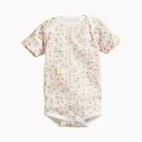 Schnizler Babybody kurzarm beige mit Blümchenprint aus 100% Baumwolle (Interlock) – weicher Kurzarm-Body mit Schlupfausschnitt und Druckknöpfen im Schritt, Größe 50–56; sanft zur Babyhaut und ideal für die Erstausstattung.