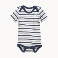 Schnizler Babybody kurzarm blau-grau gestreift aus 100 % Baumwolle; amerikanischer Halsausschnitt und Druckknöpfe im Schritt für leichtes An- und Ausziehen; OEKO-TEX Standard 100 Klasse 1, Größe 50–56 – atmungsaktives Basic für jeden Tag.