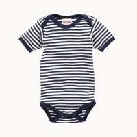 Schnizler Babybody kurzarm in blau-weiss gestreift (Ringel), 100 % Baumwolle in weicher Feinripp-Qualität, mit amerikanischem Halsausschnitt und Druckknöpfen im Schritt – hautfreundlich und pflegeleicht; OEKO-TEX Standard 100 Klasse 1, Größe 50/56.