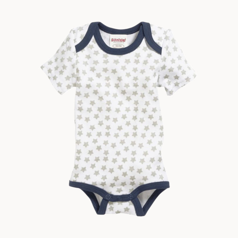 Schnizler Babybody kurzarm grau/blau mit Sternendruck aus 100% Baumwolle – weicher Kurzarm-Body mit Schlupfausschnitt und Druckknöpfen im Schritt, Größe 50–56; angenehm zur Babyhaut und ideal für die Erstausstattung.