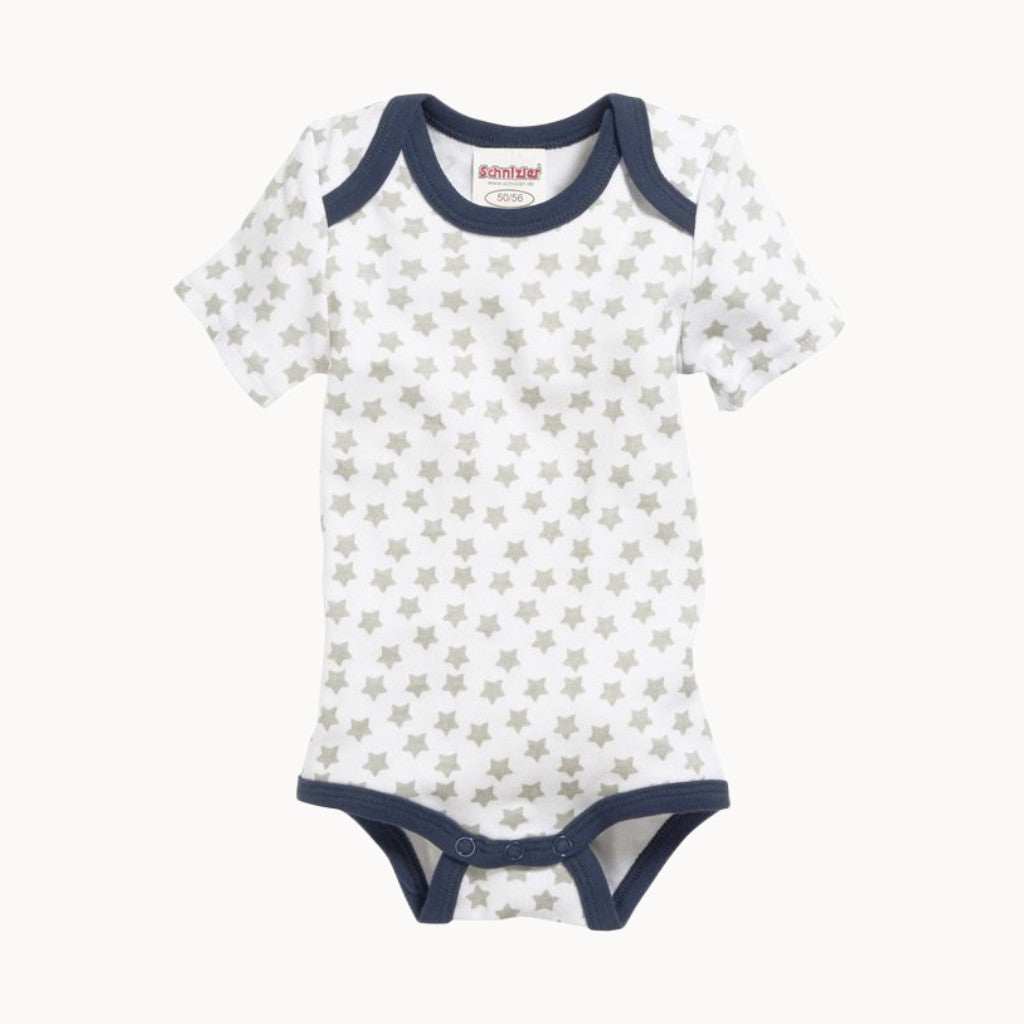 Schnizler Babybody kurzarm grau/blau mit Sternendruck aus 100% Baumwolle – weicher Kurzarm-Body mit Schlupfausschnitt und Druckknöpfen im Schritt, Größe 50–56; angenehm zur Babyhaut und ideal für die Erstausstattung.