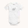 Schnizler Babybody kurzarm weiß mit Wal-Print aus 100% Baumwolle – weicher Kurzarm-Body mit Schlupfausschnitt und Druckknöpfen im Schritt, Größe 50–56; sanft zur Babyhaut und ideal für die Erstausstattung.