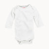 Schnizler Babybody langarm in Weiß aus weicher Interlock-Baumwolle, mit amerikanischem Ausschnitt und Druckknöpfen im Schritt; hautfreundlich (OEKO-TEX® Klasse 1), pflegeleicht bei 40 °C – ideales Basic für Neugeborene und Babys, in den Größen 50–56 und 62–68.