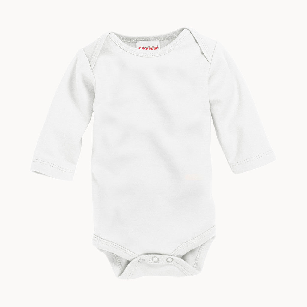 Schnizler Babybody langarm in Weiß aus weicher Interlock-Baumwolle, mit amerikanischem Ausschnitt und Druckknöpfen im Schritt; hautfreundlich (OEKO-TEX® Klasse 1), pflegeleicht bei 40 °C – ideales Basic für Neugeborene und Babys, in den Größen 50–56 und 62–68.