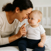 Baby trägt die marineblaue Schnizler Hose (Größe 62) – 100 % Baumwolle in Interlock-Qualität, bequem für den Alltag; OEKO-TEX® Standard 100, maschinenwaschbar bei 40 °C.