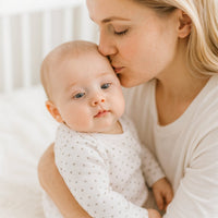 Baby im Sense Organics Langarm-Body aus Bio-Baumwolle (GOTS), weiß mit Print – bequem im Alltag. Babymode, Geschenkidee
