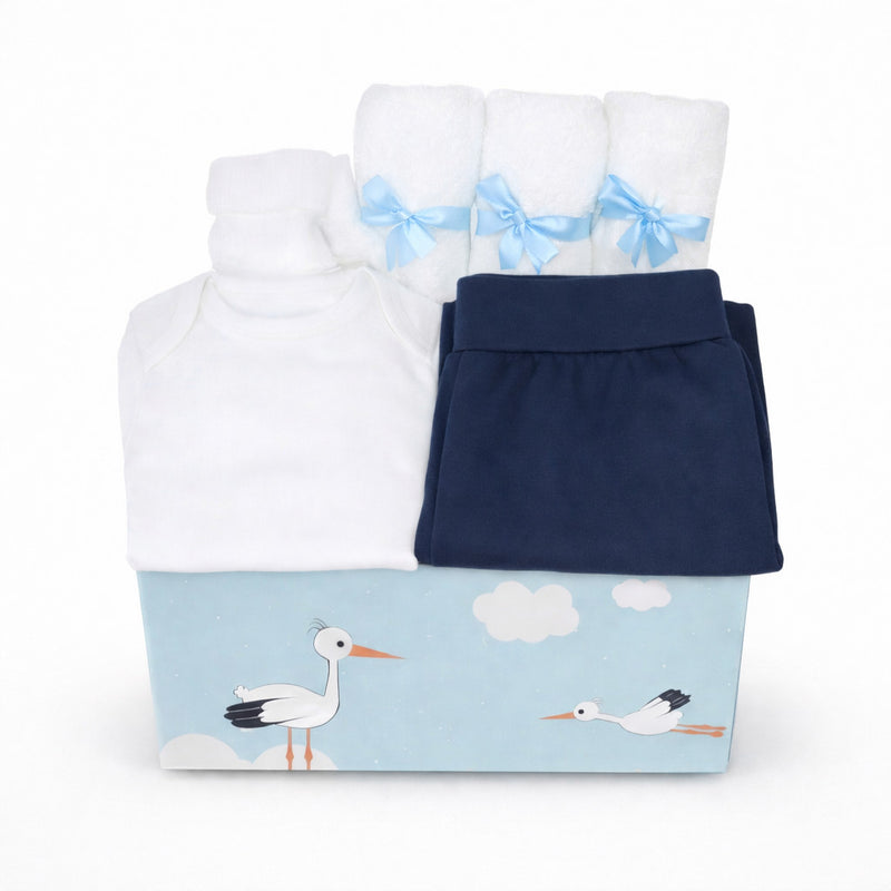 Starter Baby Box für Jungs: Geschenkset zur Geburt mit Storch-Motiv, blauer Babyhose, weißem Body und Mulltüchern.