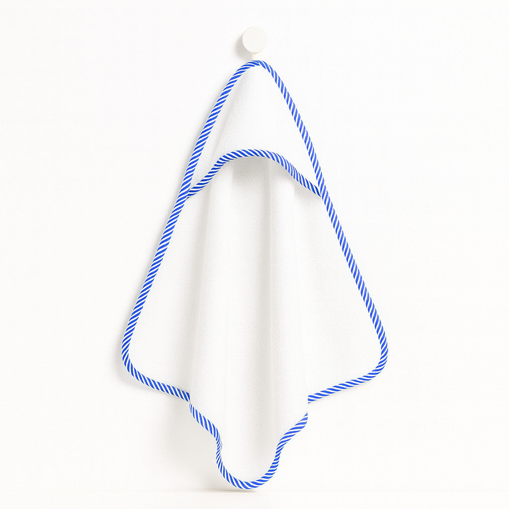 Wörner Kapuzenbadetuch in Weiß mit blau gestreiftem Einfassband, 80×80 cm aus 100 % Baumwoll-Webfrottier – weich, saugstark und hautfreundlich; Kapuze hält das Köpfchen nach dem Baden warm, pflegeleicht bei 60 °C und trocknergeeignet.