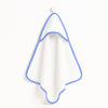 Wörner Kapuzenbadetuch in Weiß mit blau gestreiftem Einfassband, 80×80 cm aus 100 % Baumwoll-Webfrottier – weich, saugstark und hautfreundlich; Kapuze hält das Köpfchen nach dem Baden warm, pflegeleicht bei 60 °C und trocknergeeignet.