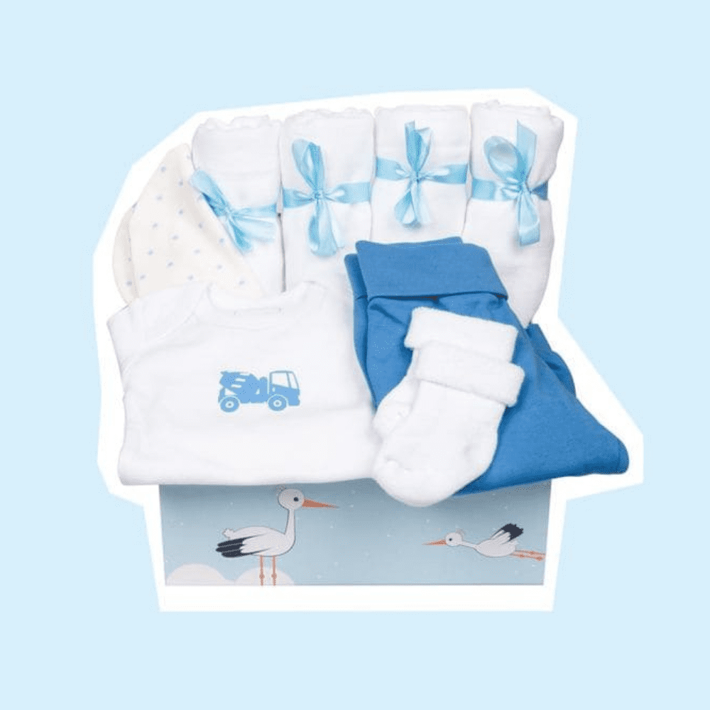 baby box fuer jungen als geschenke zur geburt gefüllt mit einer ganzen babyerstausstattung wie baby mullwindeln, babyhose, babymuetze, babysoeckchen und babybody von taidasbox
