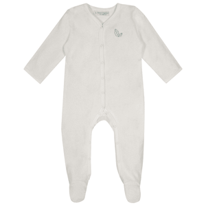 weißer strampler, schlafanzug von sense organics als babyerstausstattung fuer jungen und maedchen in finnish babybox von taidasbox