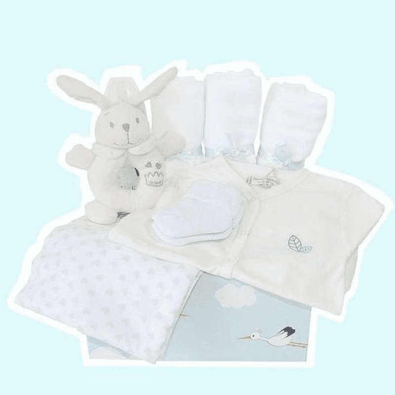 weiße babydecke als besonderes geschenk zur geburt in babybox von taidasbox