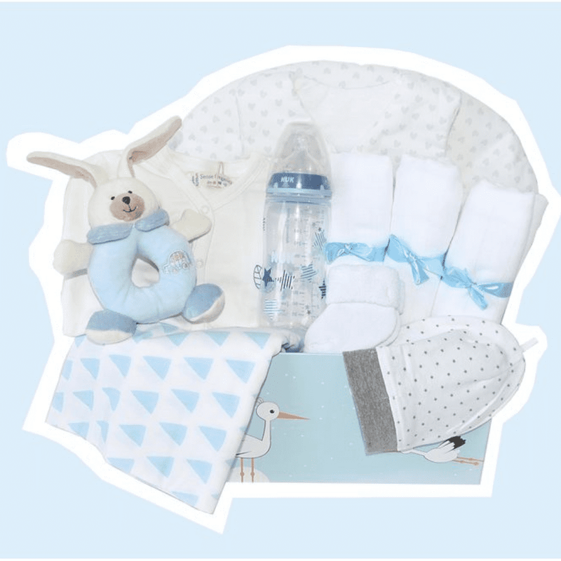 weiße weiche babysocken als geburtsgeschenk fuer werdende muetter in babybox von taidasbox