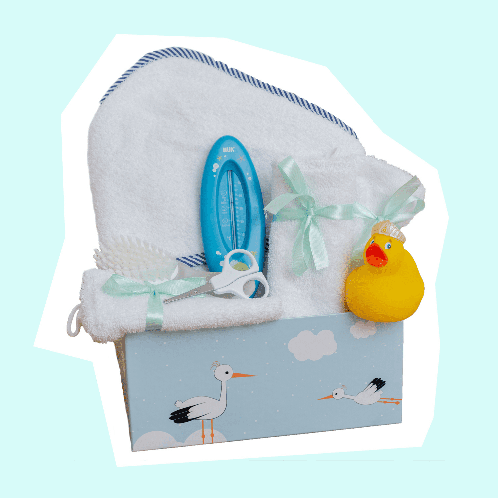 baby badebox als geschenk zur geburt mit babyerstausstattung und babyhygieneartikel zum babybaden wie kaputzenhandtuch, babybadethermometer, badeente, babybuerste, babynagelschere, waschlappen und mullwindeln in babybox von taidasbox